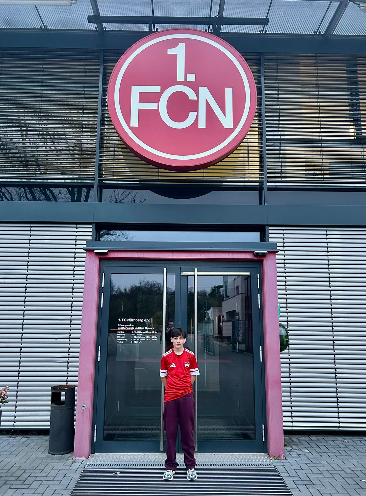 Leo Martin vor dem Vereinsgelände des 1. FC Nürnberg
